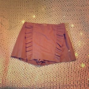 A casual skirt with a cute Ruffle design